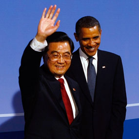 President Barack Obama (R) welcomes Chinese President Hu Jintao to the welcoming dinner for G-20 leaders at the Phipps Conservatory on September 24, 2009 in Pittsburgh, Pennsylvania.