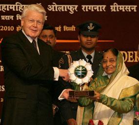 The President of India, Smt. Pratibha Devisingh Patil (r), presenting the Jawaharlal Nehru Award for International Understanding for the year 2007 to the President of the Republic of Iceland, H.E. Dr. Olafur Ragnar Grimsson (l), in New Delhi on January 14, 2010.