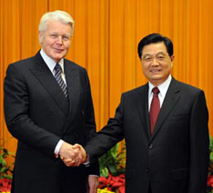Chinese President Hu Jintao (R) meets with Icelandic President Olafur Ragnar Grimsson, just before closing ceremony of the Beijing Olympic Games, Auguzst 22, 2008. Xinhua/Liu Jiansheng Photo.