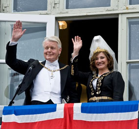 President Grimsson with his second wife, Israeli-born Dorrit Moussaieff, to whom he became engaged in May 2000. The wedding took place on his 60th birthday, 14 May 2003, in a private ceremony held at the presidential residence. President Grimsson’s first wife had died from leukaemia in 1998.